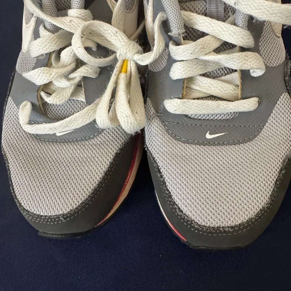 Vintage Women’s Nike Air Sunrise Livestrong 2012 Size 7